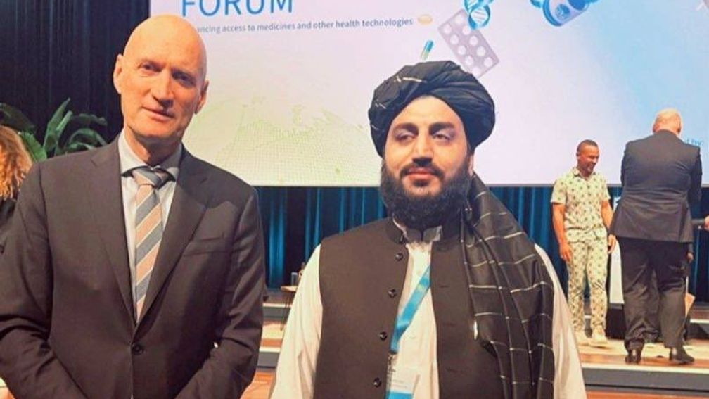 Kuipers betreurt op de foto gaan met Taliban-vertegenwoordiger