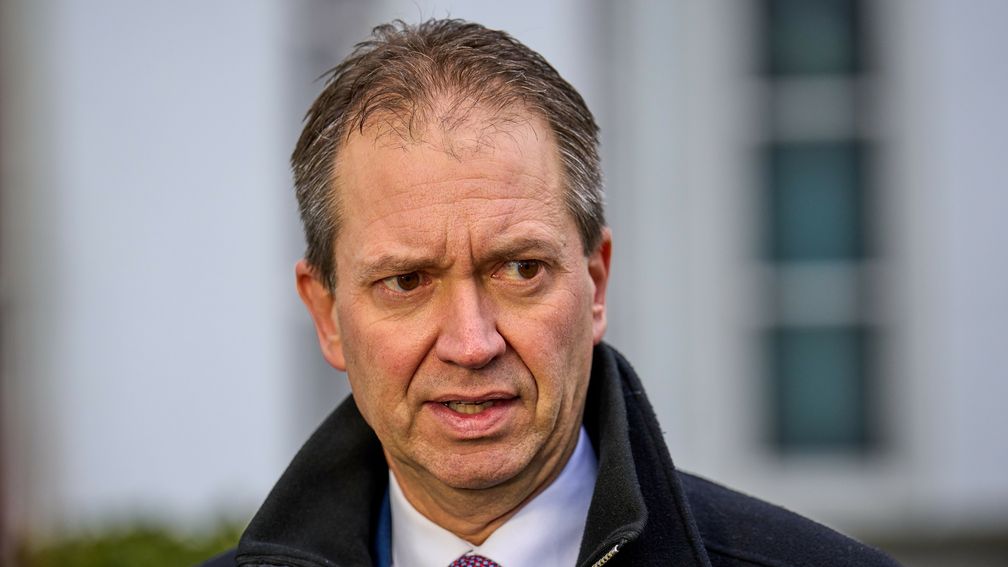 Minister wil bedrijven die arbeidsmigranten uitbuiten desnoods sluiten