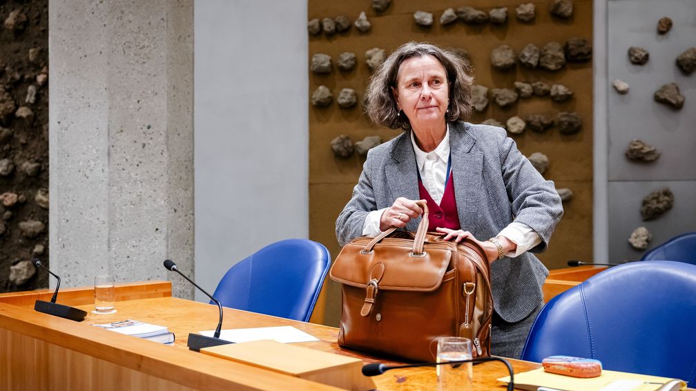 Kamer wil probleem-asielzoekers opsluiten, Faber oppert avondklok in Ter Apel