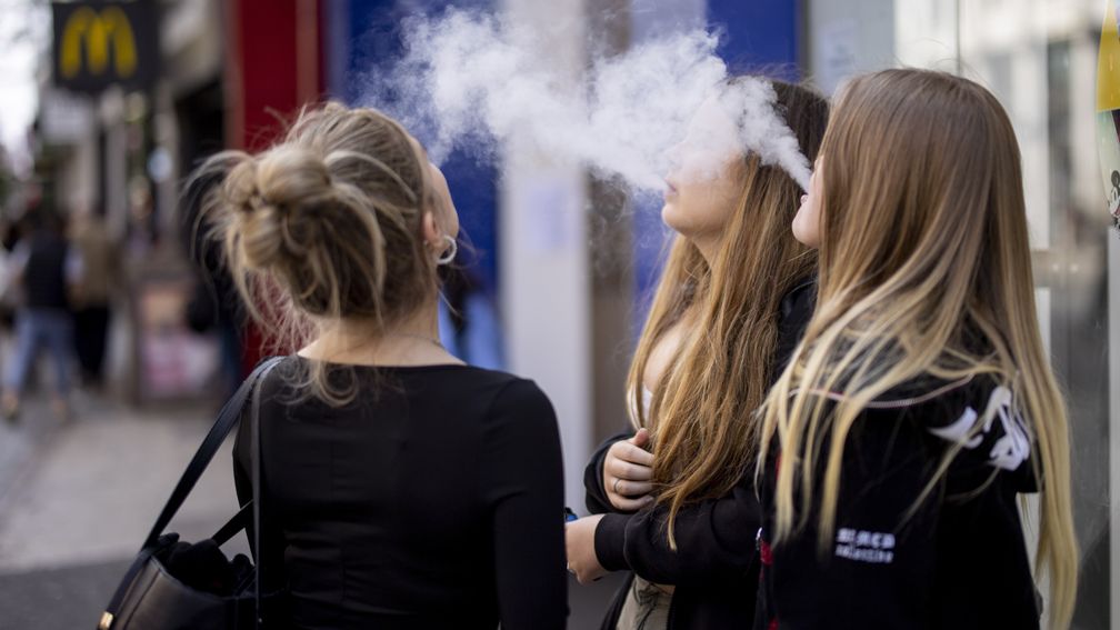 Kabinet: strengere aanpak illegale handel vapes ‘onder toonbank’ en online