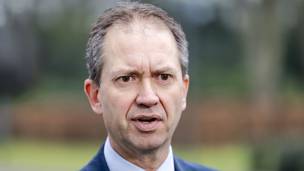 Van Hijum woedend over lekken pensioenstukken, druk op pensioendossier neemt toe