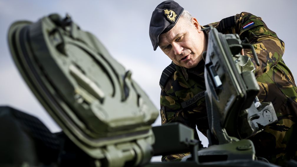 Commandant: Nederlands leger versneld in gereedheid brengen voor inzet