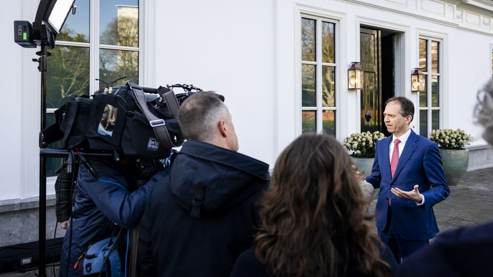 Ministers bespreken voorjaarsnota, Van Hijum erkent dat hij dreigde met aftreden