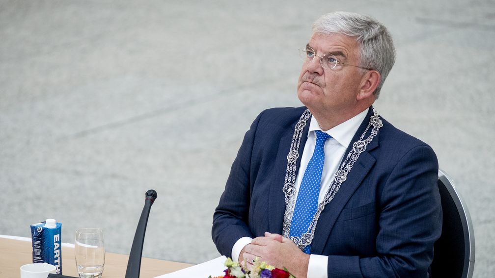 VVD-burgemeesters voorzien rechtszaken als kabinet vasthoudt aan ‘ravijnjaar’