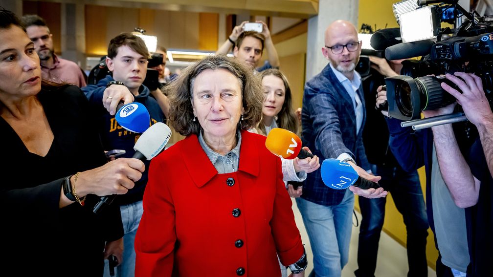 Oppositie dringt aan op aanwezigheid premier in Kamer, lintjesdebat geschorst