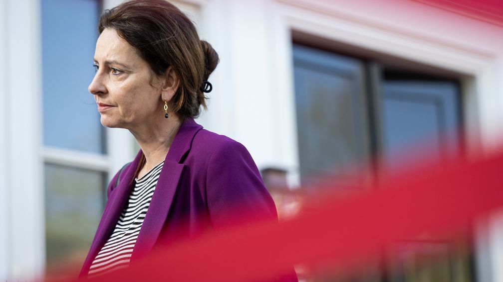 Overheid betaalde recordbedrag voor extern personeel, waar ze juist op wil bezuinigen