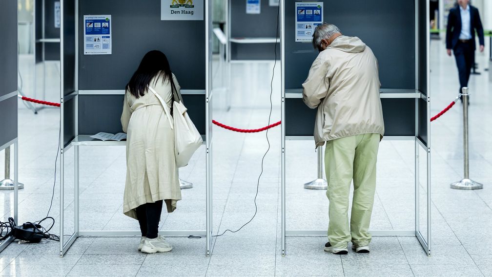 Kabinet wil meer mensen met beperking in stembureaus