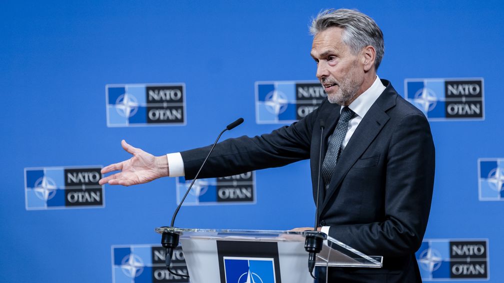 Schoof wil onrust over extra NAVO-miljarden sussen: ‘Bedragen niet meteen op tafel’
