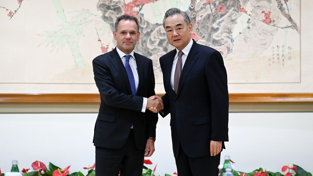 Veiligheid, Oekraïneoorlog en chipsector op agenda bij bezoek Veldkamp aan China