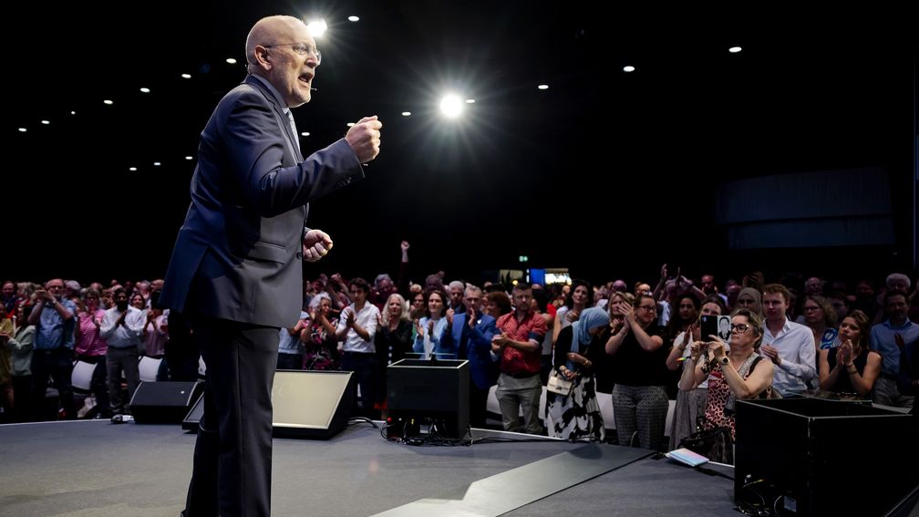 Timmermans verdedigt verscherpte Israël-koers, congres stemt vanmiddag over motie