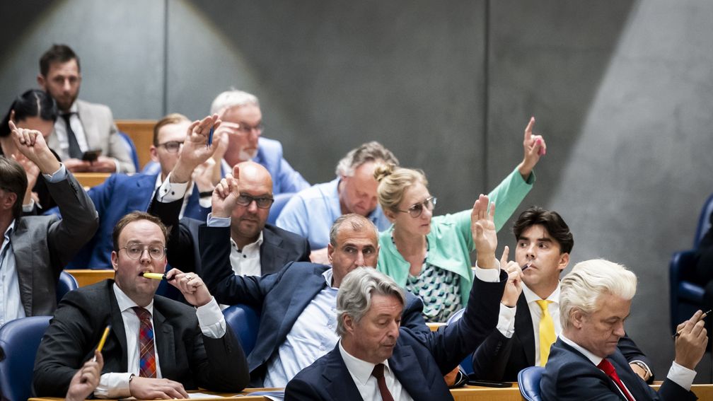 Tweede Kamer scherpt nieuwe asielwetten aan, wil ook strafbaarstelling illegaliteit