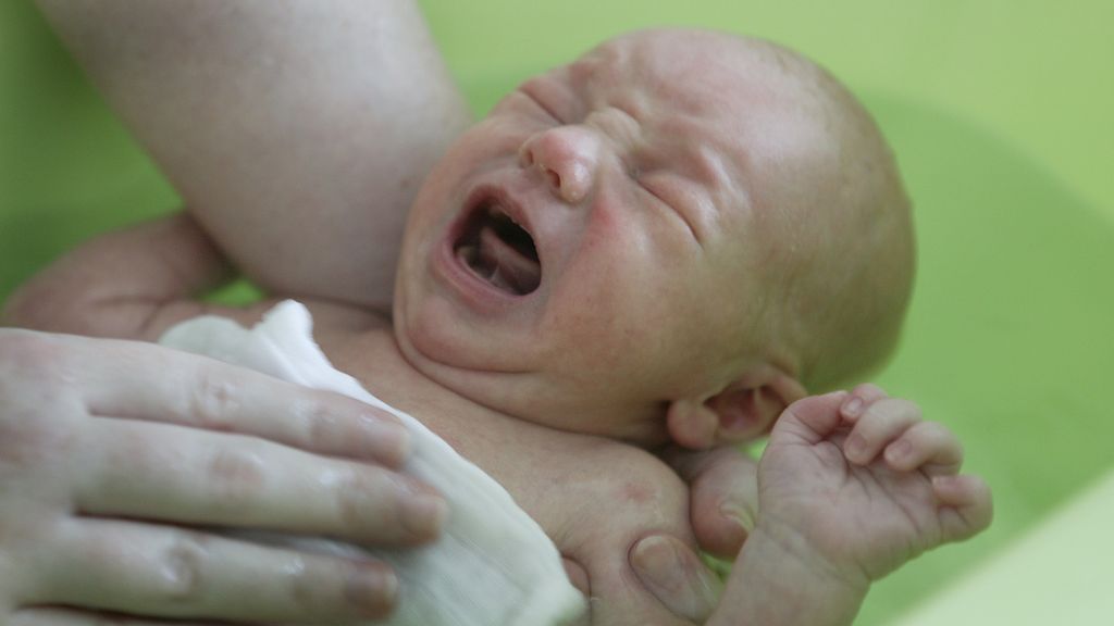 Kraamzorg ‘piept en kraakt’: kabinet wil keuze welk gezin meer of minder uren krijgt