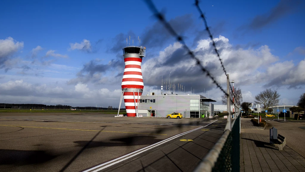 Gezinnen en bedrijven bij vliegveld Lelystad moeten weg vanwege uitbreiding defensie